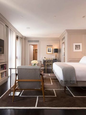 Elegantes Hotelzimmer mit großem Bett und stilvoller Einrichtung