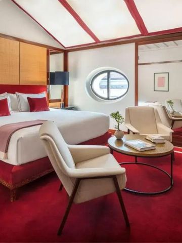 Helles Schlafzimmer mit modernem Design und runden Fenstern
