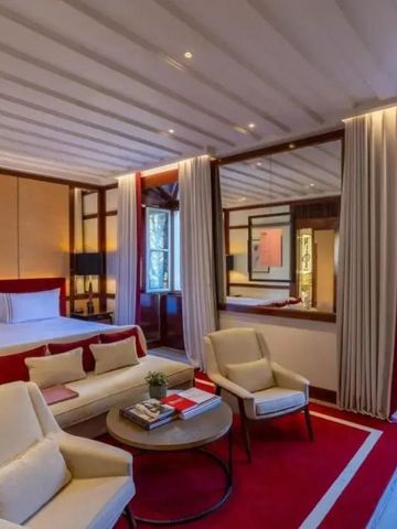 Geräumige Suite mit gemütlicher Sitzecke und elegantem Dekor