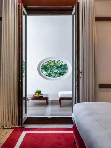 Zimmer mit Zugang zu einer privaten Terrasse und Designer-Möbeln