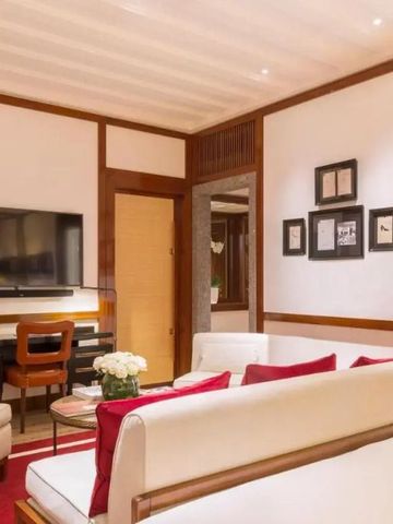 Modernes Wohnzimmer mit Fernseher und eleganter Sitzgelegenheit