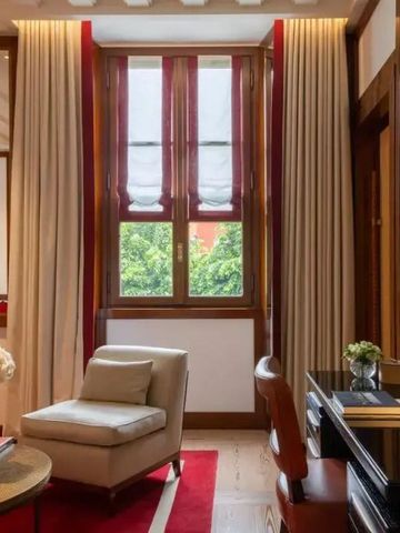 Stilvolles Zimmer mit großen Fenstern und elegantem Interieur