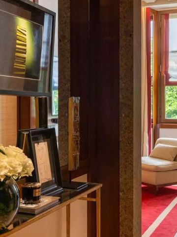 Blick in einen eleganten Raum mit Dekorationen und natürlichem Licht