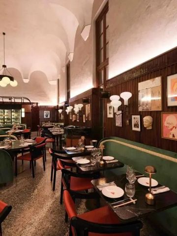 Elegantes Restaurant mit gedimmter Beleuchtung und Kunstdekoration an den Wänden