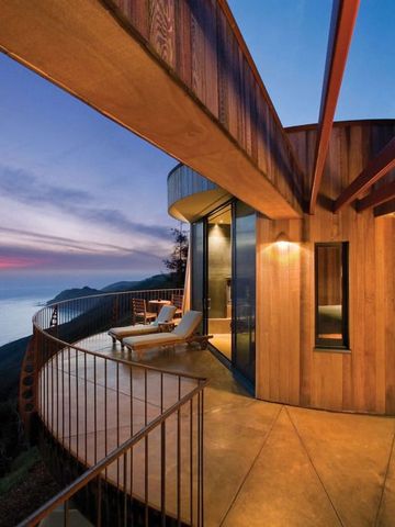 Moderne Architektur mit Terrasse und Meerblick bei Sonnenuntergang