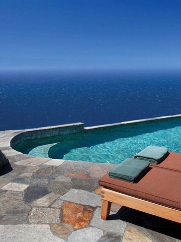 Infinity-Pool mit Blick aufs offene Meer in der Sonne