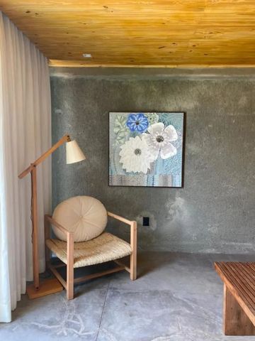 Gemütliche Sitzecke mit elegantem Wandbild und Stehlampe.