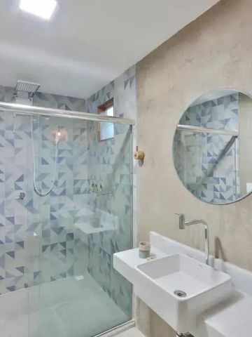 Geräumiges Badezimmer mit Glaskabine und modernem Dekor