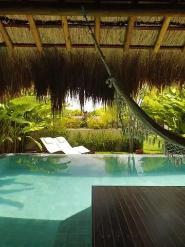 Infinity Pool mit Hängematte und tropischem Garten