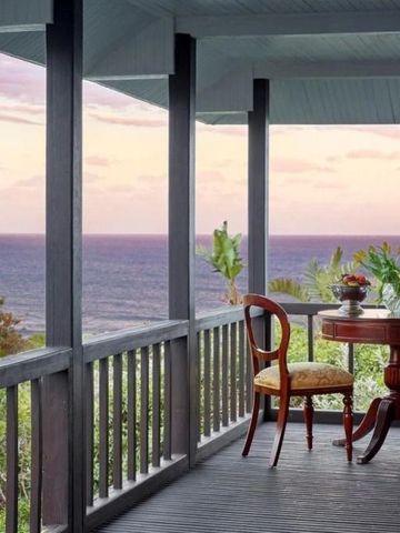 Veranda mit Blick auf das Meer bei Sonnenuntergang