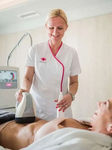 Person erhält Wellness-Behandlung im Spa des Luxusresorts
