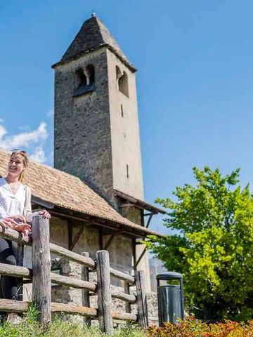 Pärchen genießt den Ausblick neben einem historischen Turm