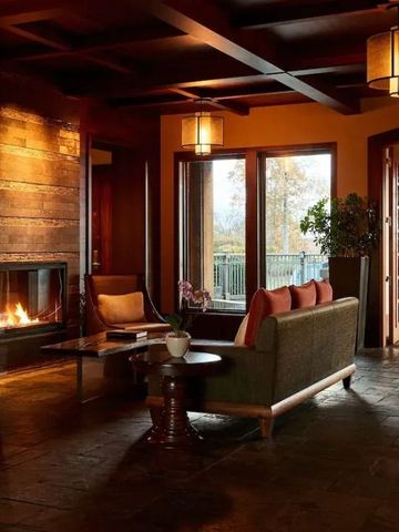 Gemütliche Lounge mit Kamin und eleganter Einrichtung