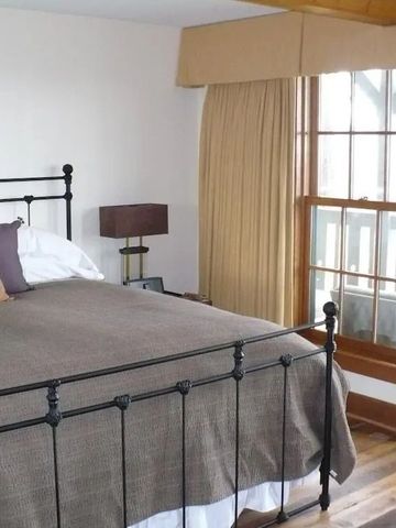 Komfortables Schlafzimmer mit eleganter Bettwäsche