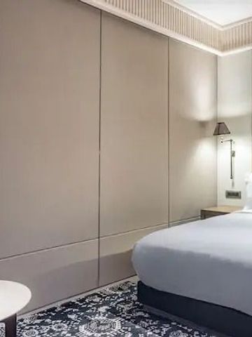 Modernes Hotelzimmer mit stilvollem Design und bequemer Bettwäsche