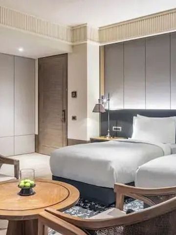 Elegantes Doppelzimmer mit modernen Möbeln und dezenter Beleuchtung