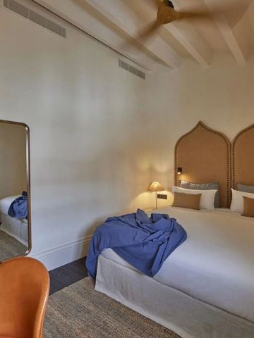 Elegantes Hotelzimmer mit stilvoller Einrichtung und gemütlichem Ambiente