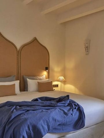 Komfortables Zimmer mit Doppelbett und sanfter Beleuchtung