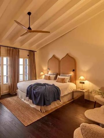 Elegantes Hotelzimmer mit gemütlichem Bett und stilvoller Beleuchtung