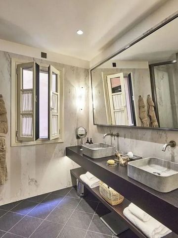 Luxuriöses Badezimmer mit Doppelwaschbecken und modernen Armaturen