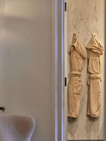 Flur mit zwei Bademänteln an der Wand