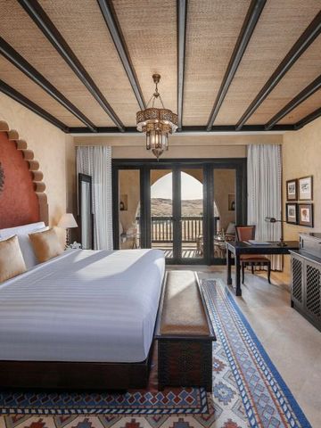 Geräumiges Hotelzimmer mit Balkon und moderner Ausstattung.
