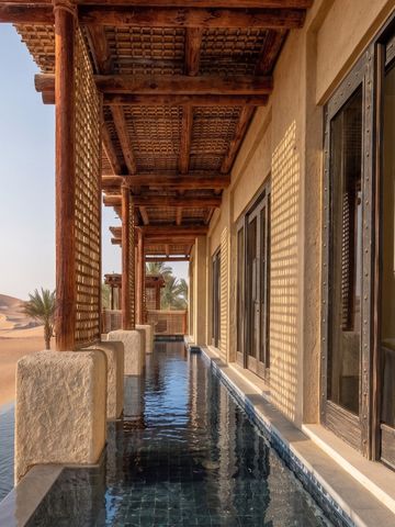 Langer Infinity-Pool auf der Terrasse mit Blick auf die Wüstenlandschaft.