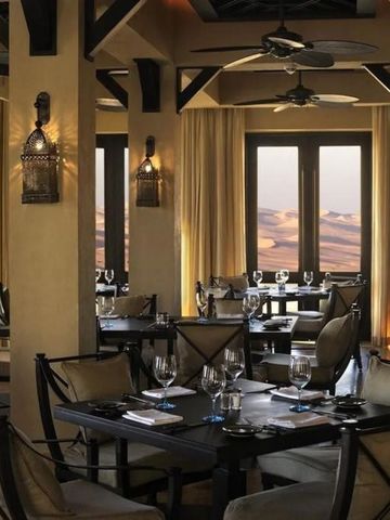 Luxuriöses Restaurant mit Aussicht auf die Dünen in elegantem Ambiente.