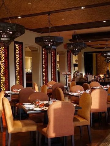 Elegantes Restaurant mit warmem Licht und geschmackvollem Dekor.