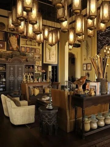Luxuriöse Lobby mit eindrucksvoller Beleuchtung und orientalischem Stil.