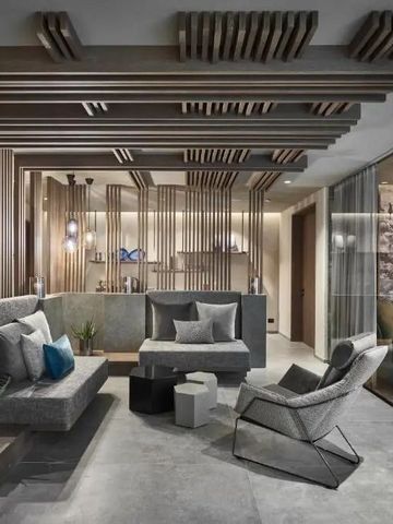 Modern gestalteter Loungebereich mit stilvollen Sitzmöbeln und Holzakzenten