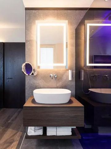 Modernes Badezimmer mit stilvoller Beleuchtung und Doppelwaschtisch