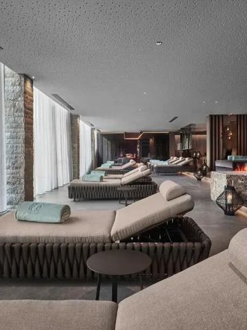 Luxuriöse Wellness-Lounge mit bequemen Liegen und beruhigendem Ambiente