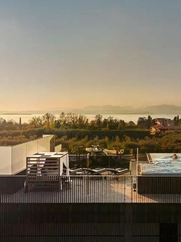 Infinity-Pool mit spektakulärem Blick auf die Landschaft und den Horizont