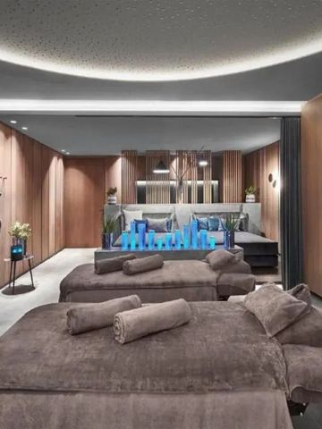 Paar Massagebetten in einem stilvollen Spa mit entspannender Atmosphäre