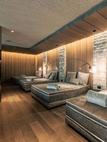 Entspannungsbereich im Spa mit gemütlichen Liegemöglichkeiten und Holzdekor
