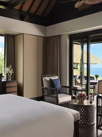Suite mit Meerblick, eleganter Sitzecke und Schreibtisch im Raffles Bali