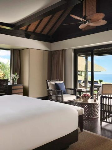 Helles Zimmer mit Balkon und Meerblick im Raffles Bali