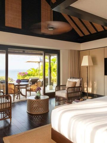 Sonnige Suite mit Balkon und Meerblick im Raffles Bali