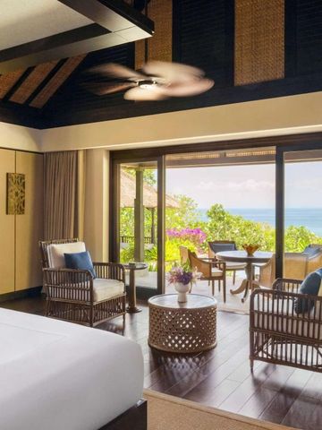 Luxuriöses Zimmer mit Blick auf das Meer und stilvoller Terrasse