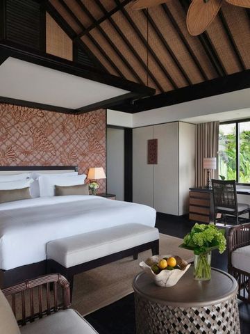 Luxuriöses Schlafzimmer mit gemütlicher Sitzecke und modernem Design