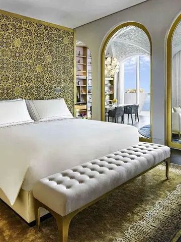 Elegantes Schlafzimmer mit goldenen Akzenten und Panoramaausblick