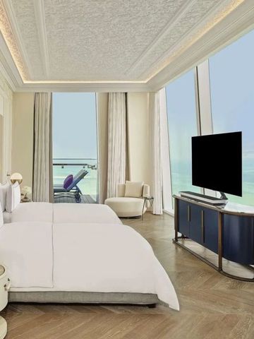 Helles Schlafzimmer mit großen Fenstern und Meerblick