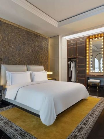 Elegantes Hotelzimmer mit luxuriösem Doppelbett und stilvoller Beleuchtung