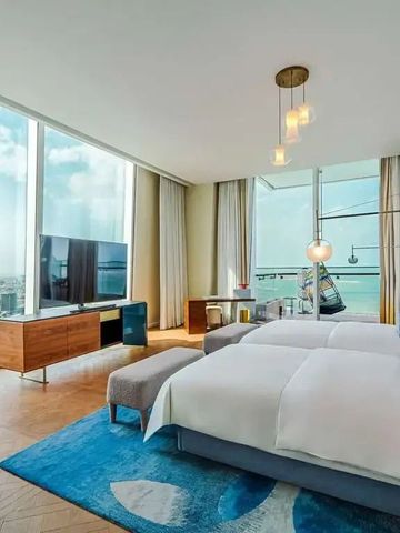 Zimmer mit zwei Betten und Panoramablick auf die Stadt und das Meer