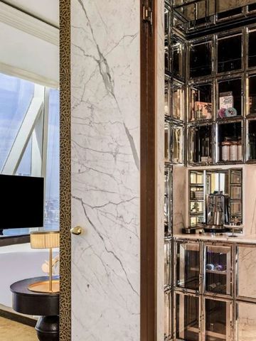 Exquisites Badezimmerdesign mit modernen Elementen und Spiegelwand