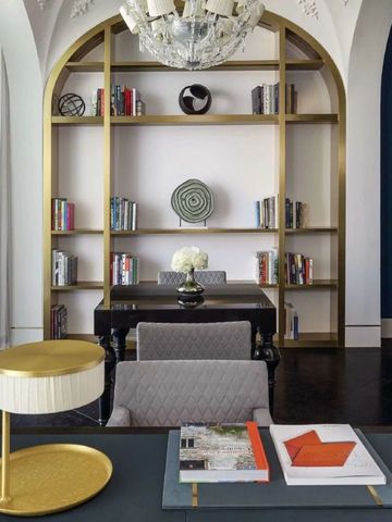 Elegante Bibliothek mit stilvollen Regalen und Lesebereich