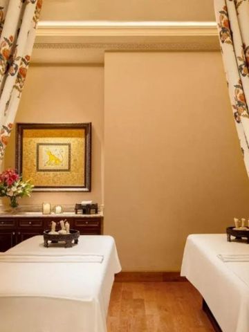 Gemütlicher Spa-Raum mit Massagetischen und Vorhängen für Entspannung