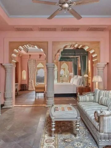 Raffinierte Suite in Pastelltönen mit eleganten Möbeln und dekorativen Akzenten