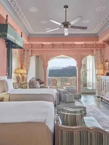 Luxuriöses Zimmer im Raffles Jaipur mit Himmelbett und indischen Elementen
